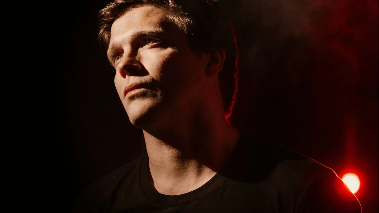 Experience a game of basketball without the ball, players, hoop or court in this in beatboxing performance like no other. You’ll be transported into an imaginary game with Tom Thum.